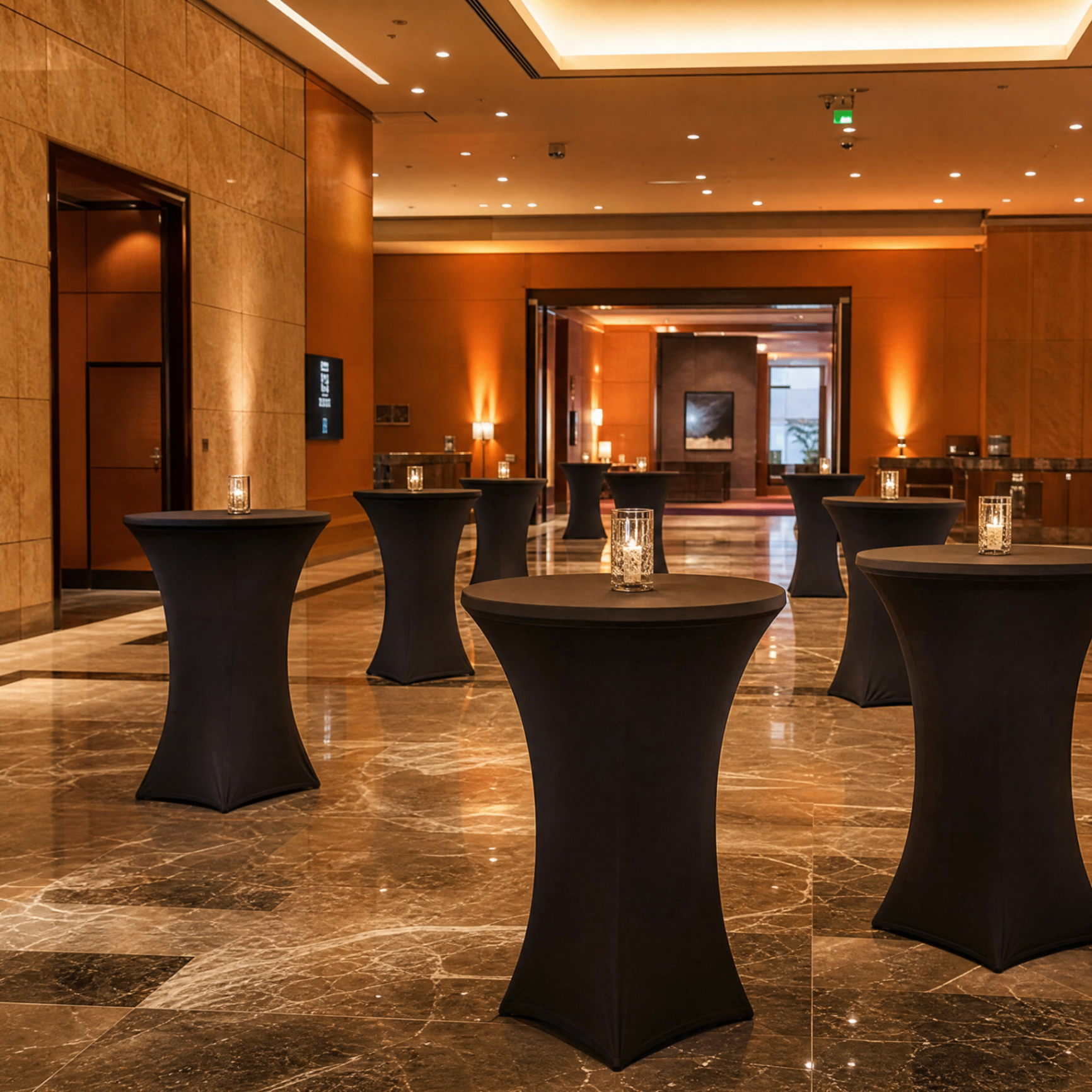 Zona de mesas altas para networking.
