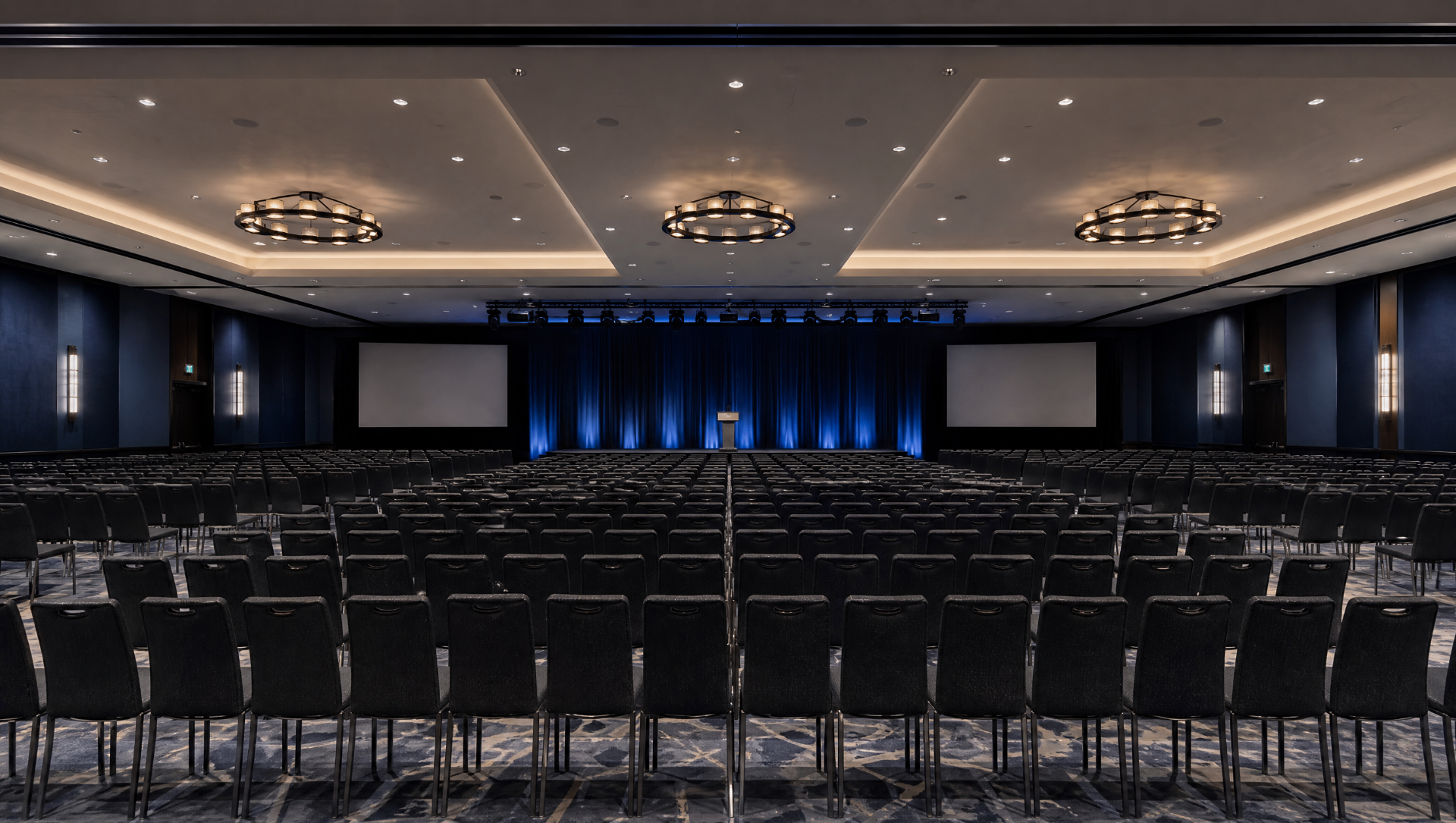 Vista general de Ballroom II en formato auditorio.